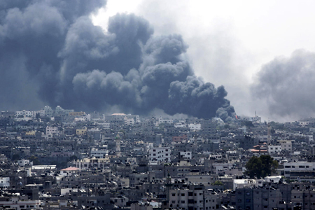 Khói bốc lên ở Shejaiya trong ngày đẫm máu nhất ở Dải Gaza
